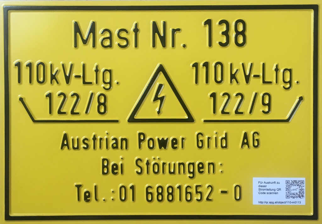 Strommasten mit QR Code