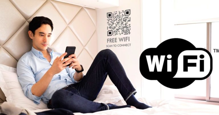 Junger Mann mit Smartphone QR Code für WiFi Zugang