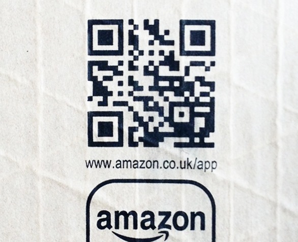 QR Code auf Amazonpaket mit QR Code der zur Amazon App führt